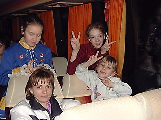 kinder im bus 